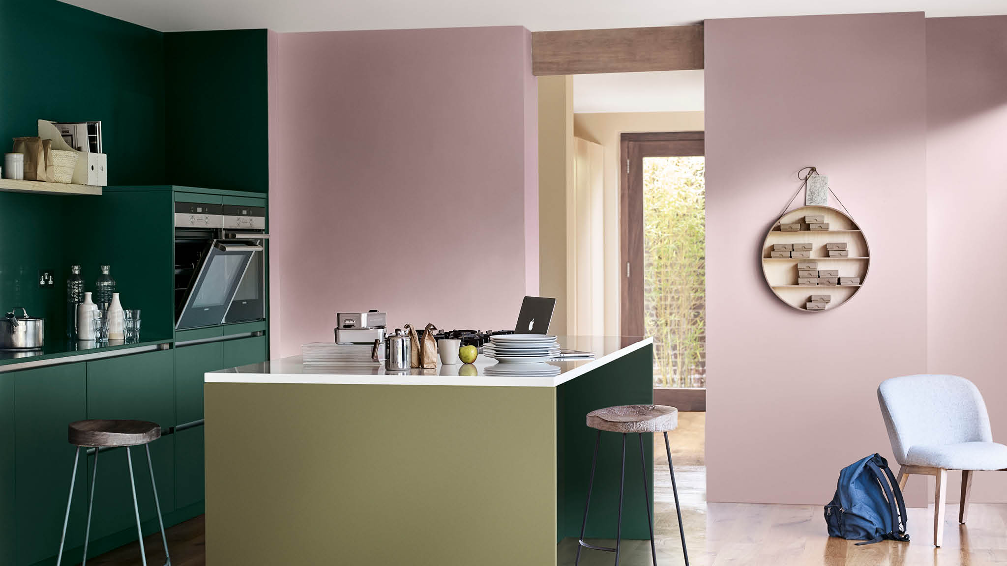 Une cuisine Brun cachemire aux accents verts Mixez couleurs vives et Brun cachemire dans votre cuisine