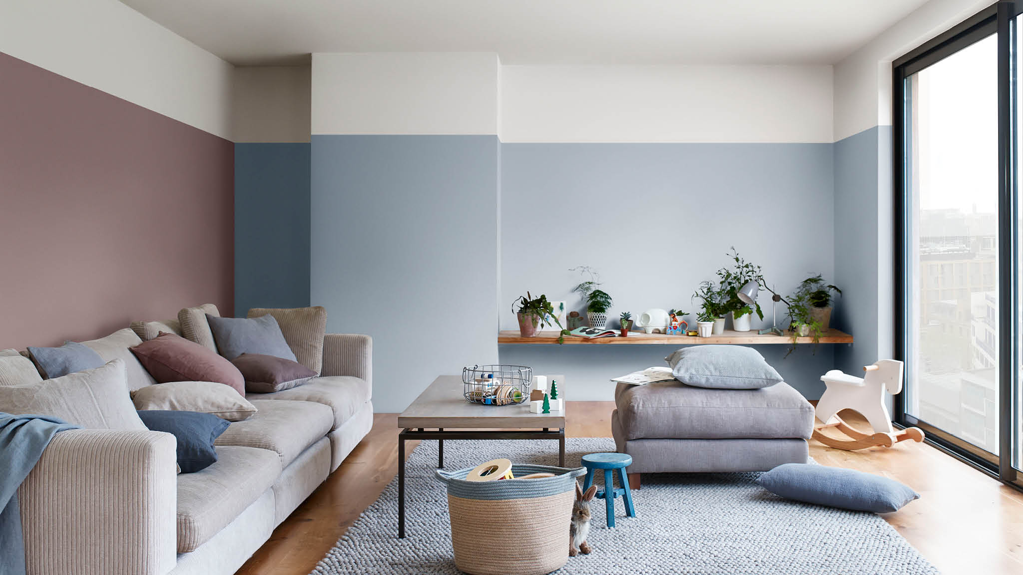 Un salon bleu et Brun cachemire Mariez le bleu et le Brun cachemire pour un salon familial