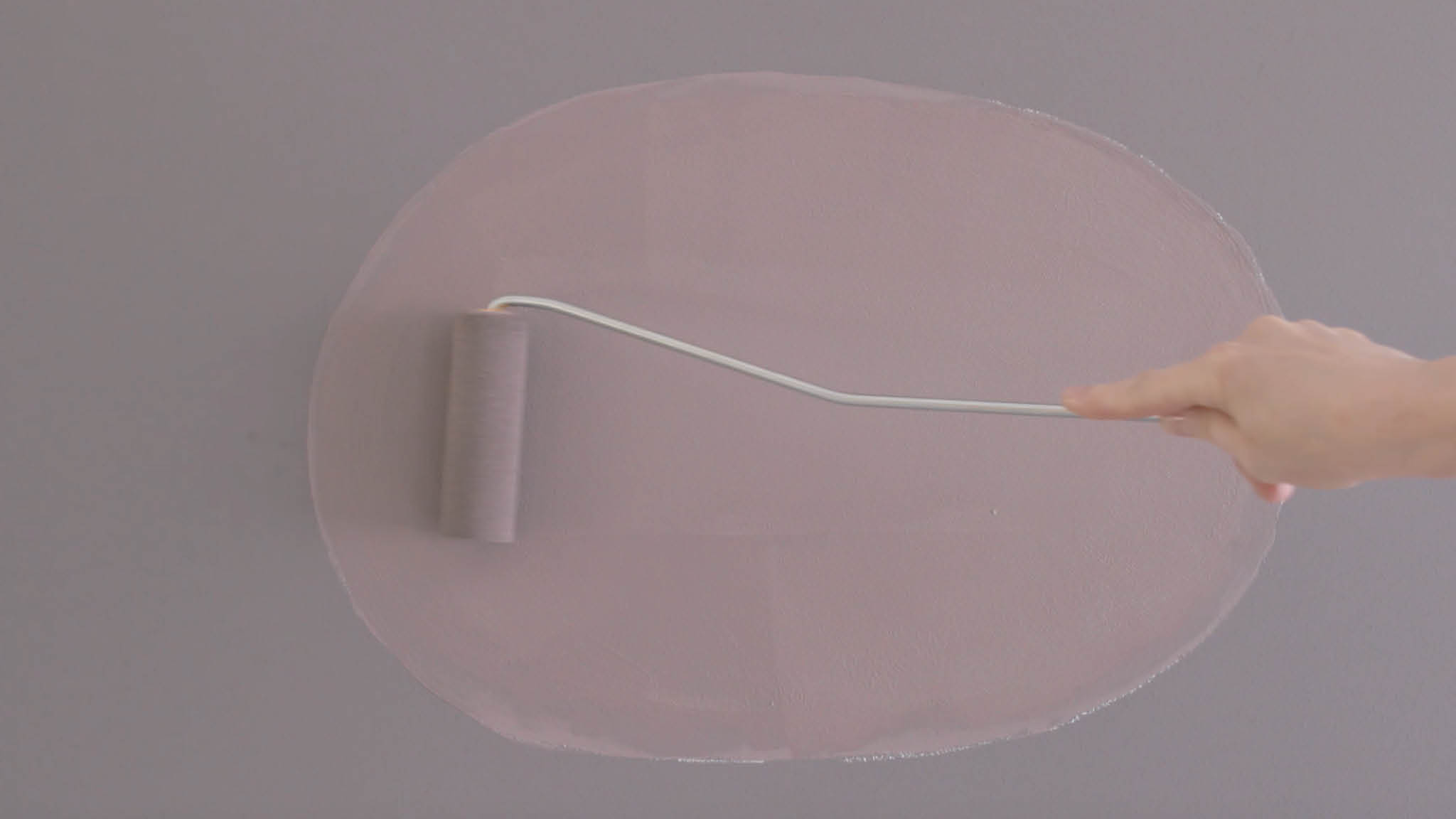Appliquer la peinture de l'ovale Peignez votre ovale à l'aide d'un petit rouleau et d'un pinceau