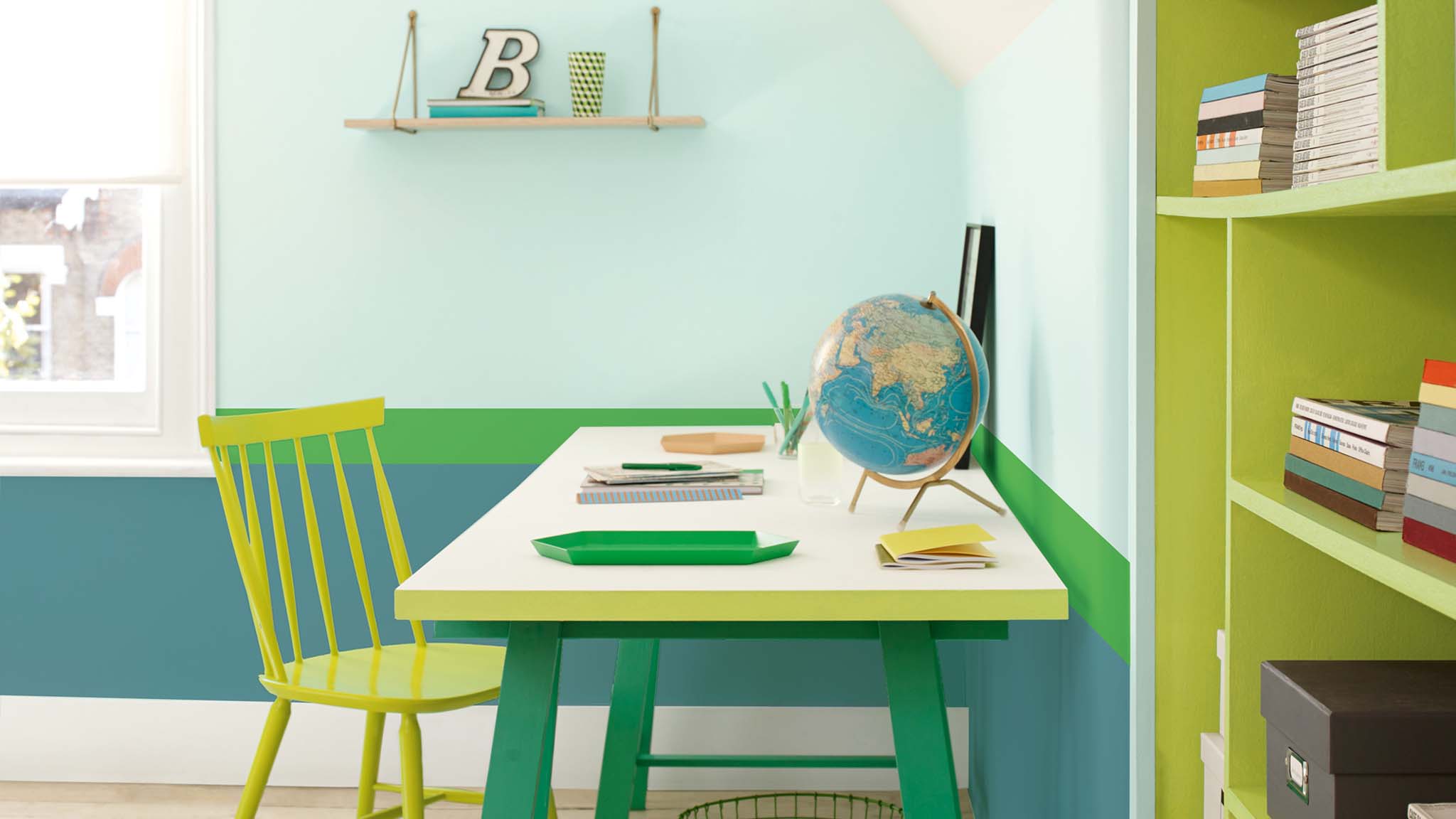 Le coin bureau se met au vert Créez un sympathique coin bureau dans la chambre de votre enfant avec des rayures vertes