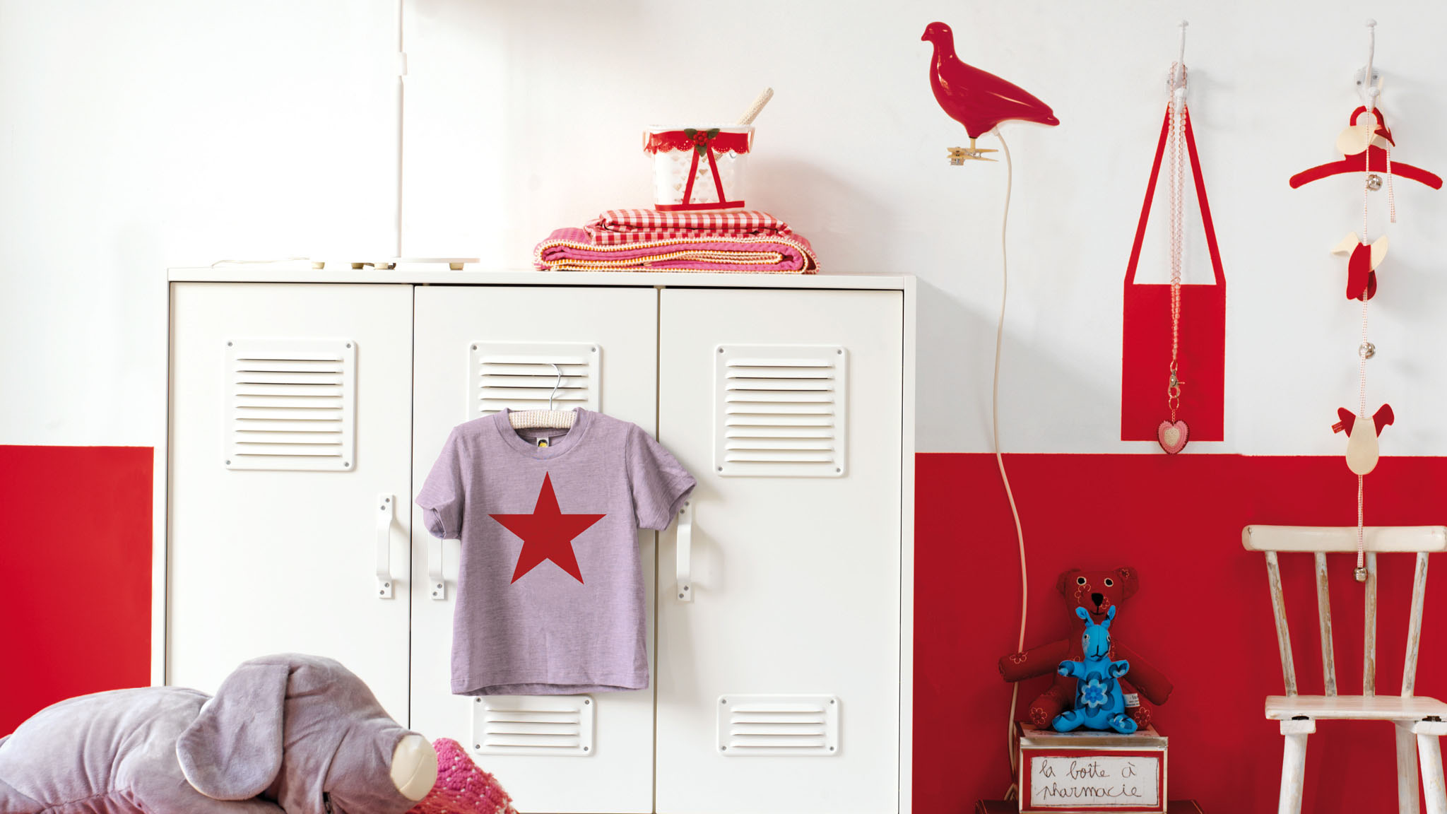 Rouge vif sur murs blancs Laissez-vous séduire par les couleurs vives pour ajouter une touche d'élégance à la chambre de votre fillette