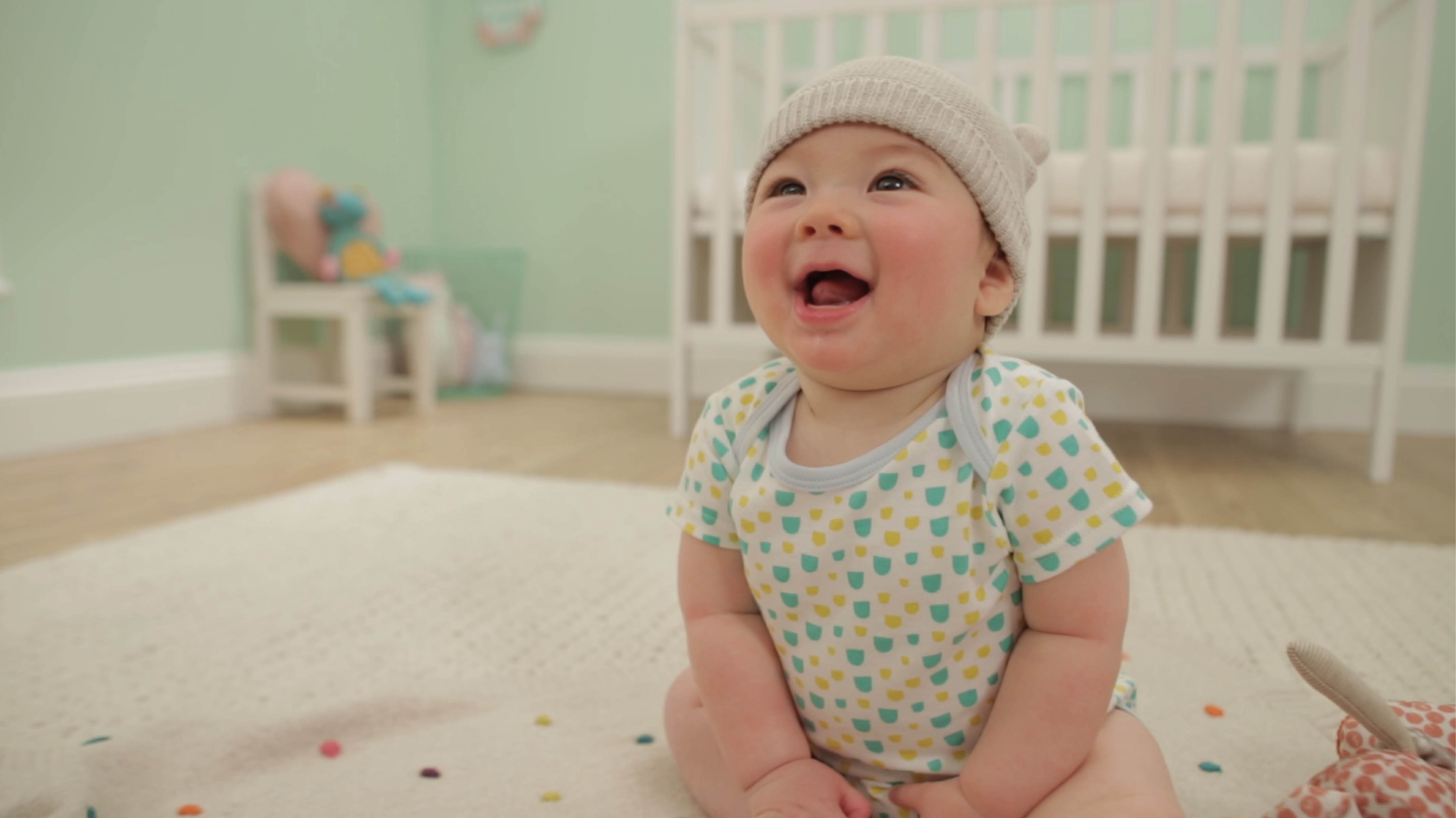 Créez une chambre saine pour votre bébé Pour aménager une chambre sans danger pour votre bébé et pour l’environnement, il est primordial de choisir une peinture à base d’eau à faible teneur en composés organiques volatils (COV).