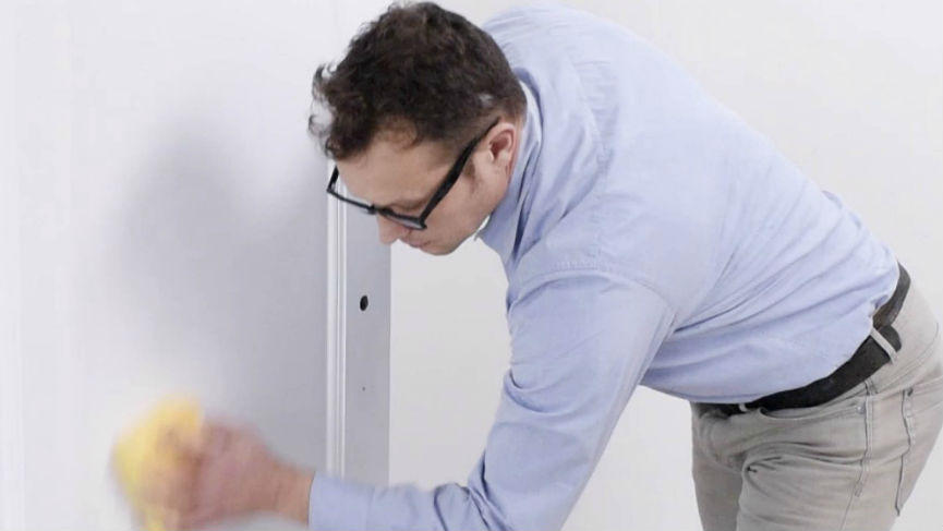 Dépoussiérez vos murs Pour obtenir une finition ultra-lisse, il est primordial de dépoussiérer vos murs avant de les peindre.