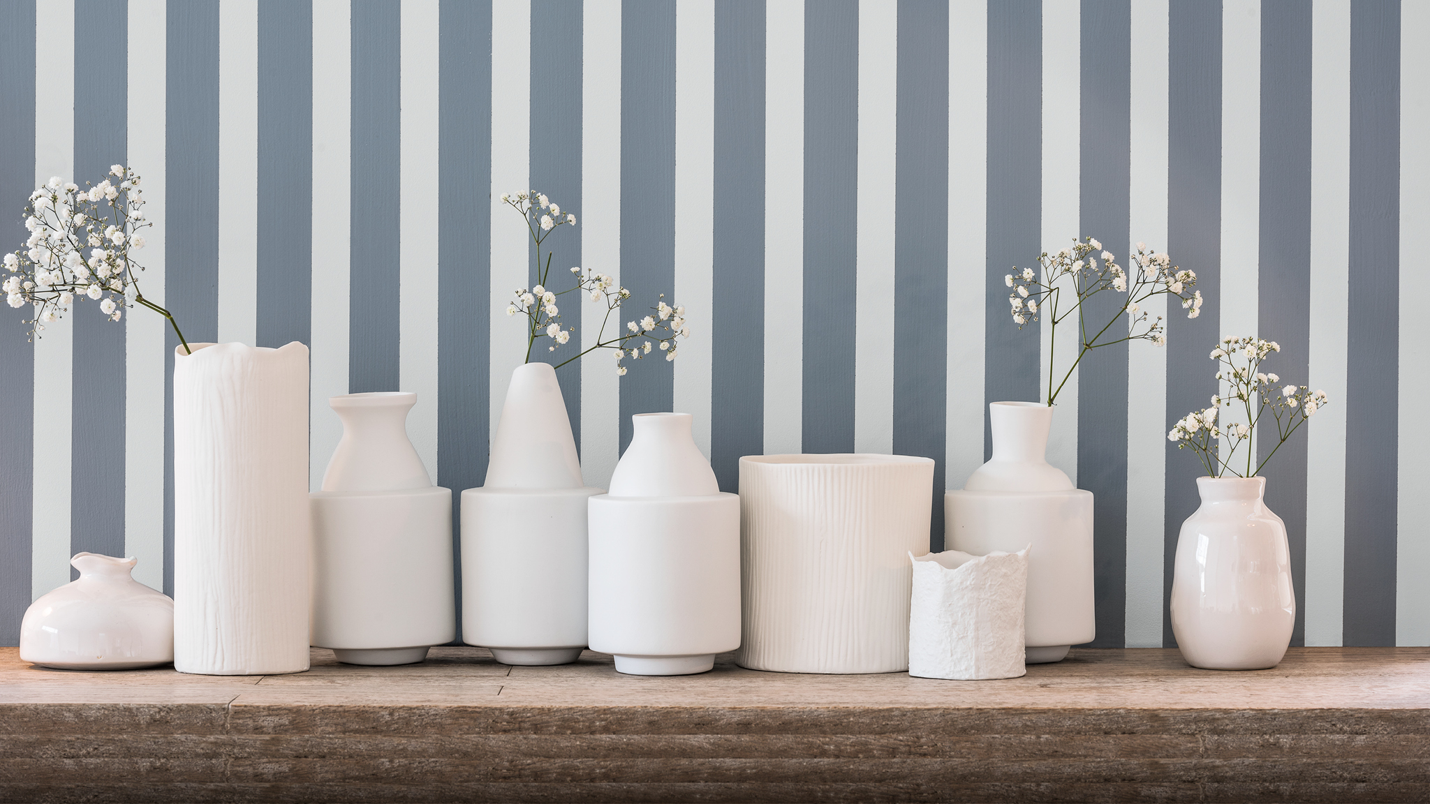 Des bougies sur fond de rayures bicolores Créez des motifs graphiques avec des murs bicolores.