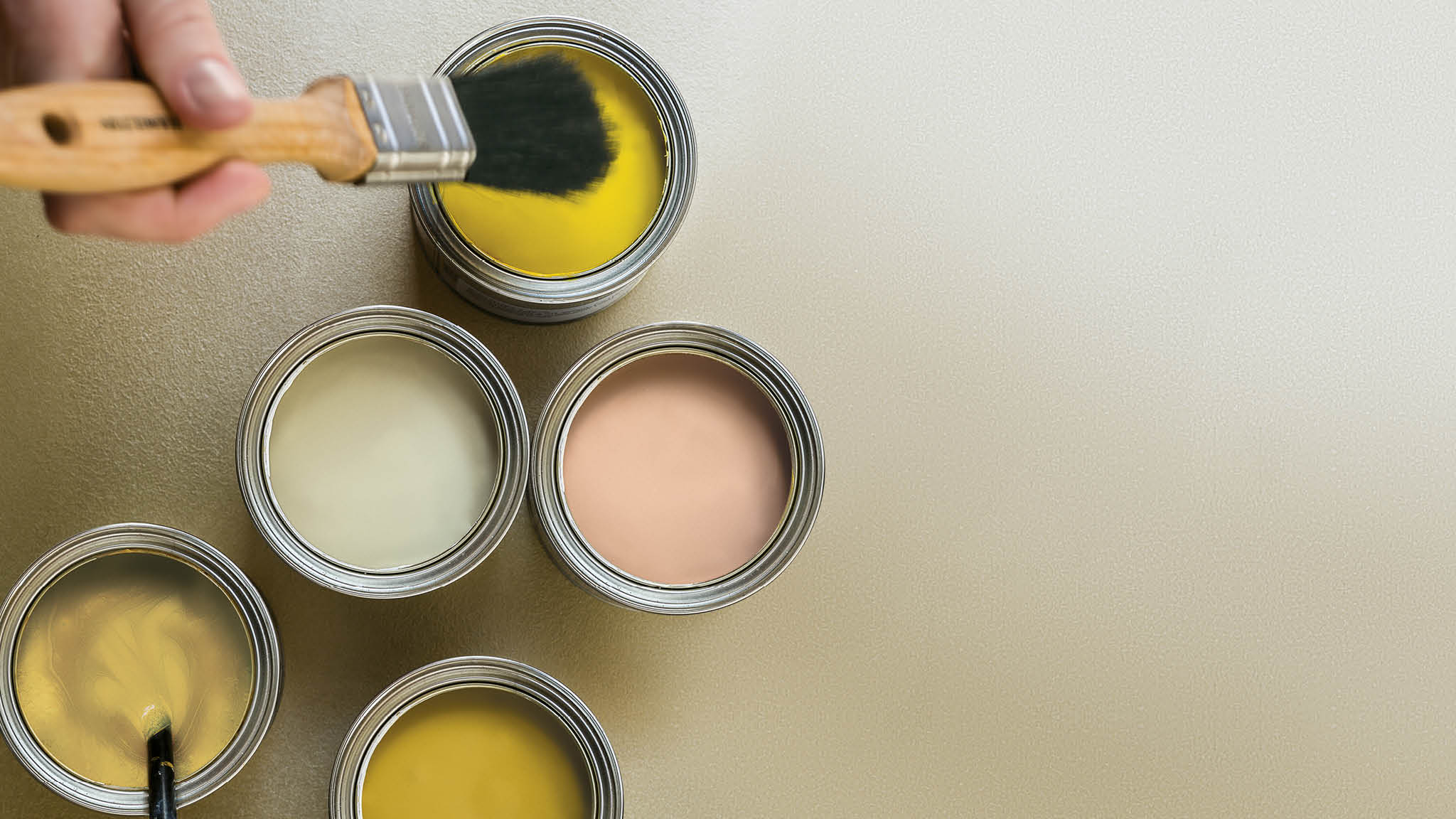 Des tons dorés complémentaires Les tons dorés chaleureux et éclatants, comme l’ocre doré, sont parfaits pour créer une atmosphère accueillante dans votre salle à manger.