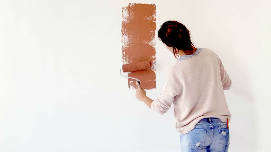La peinture peut transformer vos murs Laissez bien sécher la première couche, puis appliquez-en une autre si nécessaire. Une troisième couche peut être requise si vous procédez à un changement de couleur radical.