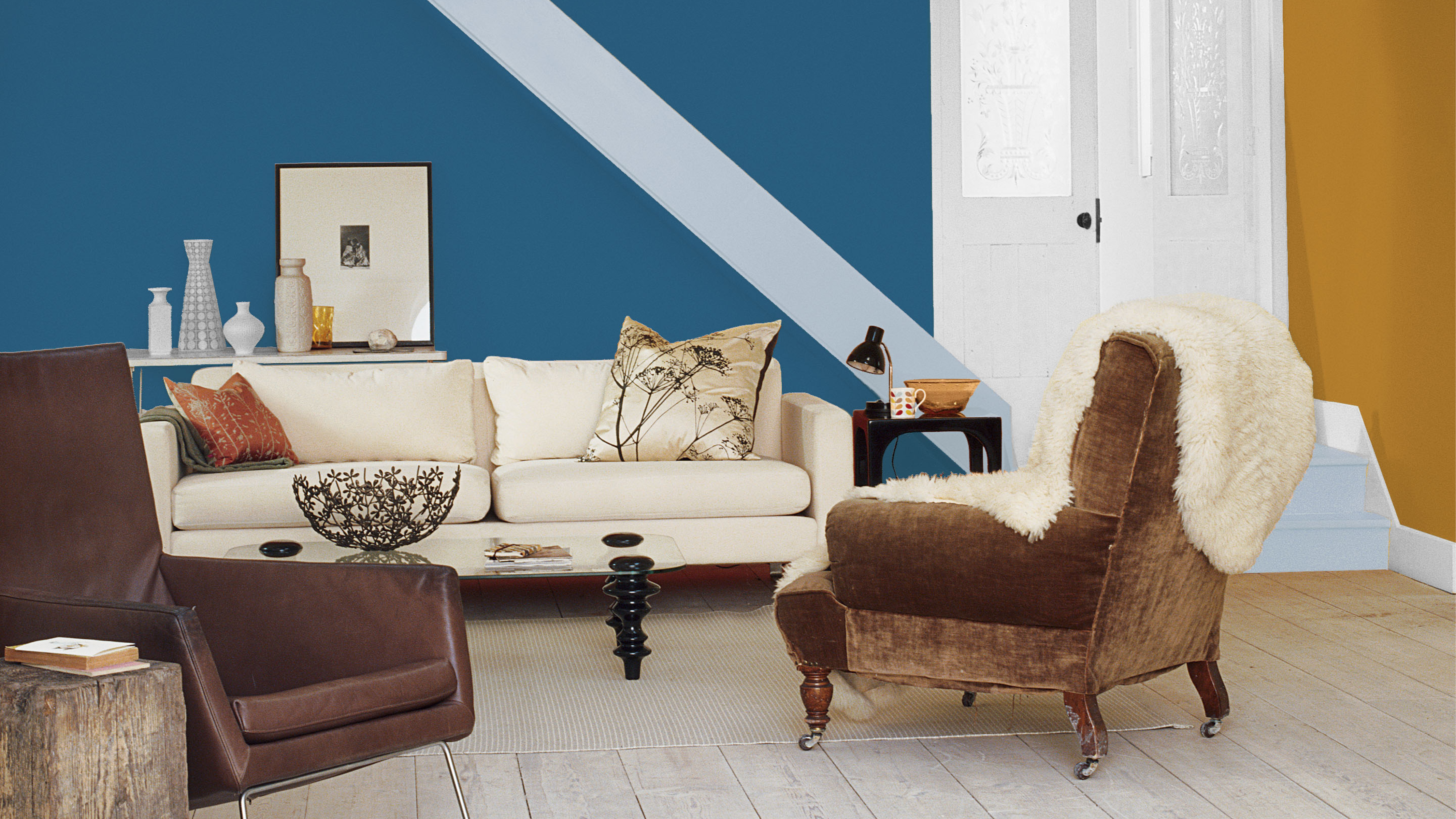 Optez pour une palette de couleurs complémentaires Également baptisées couleurs contrastantes, les couleurs complémentaires sont directement opposées sur le cercle chromatique. C’est le cas du rouge et du vert, du bleu et de l’orange, du violet et du jaune.