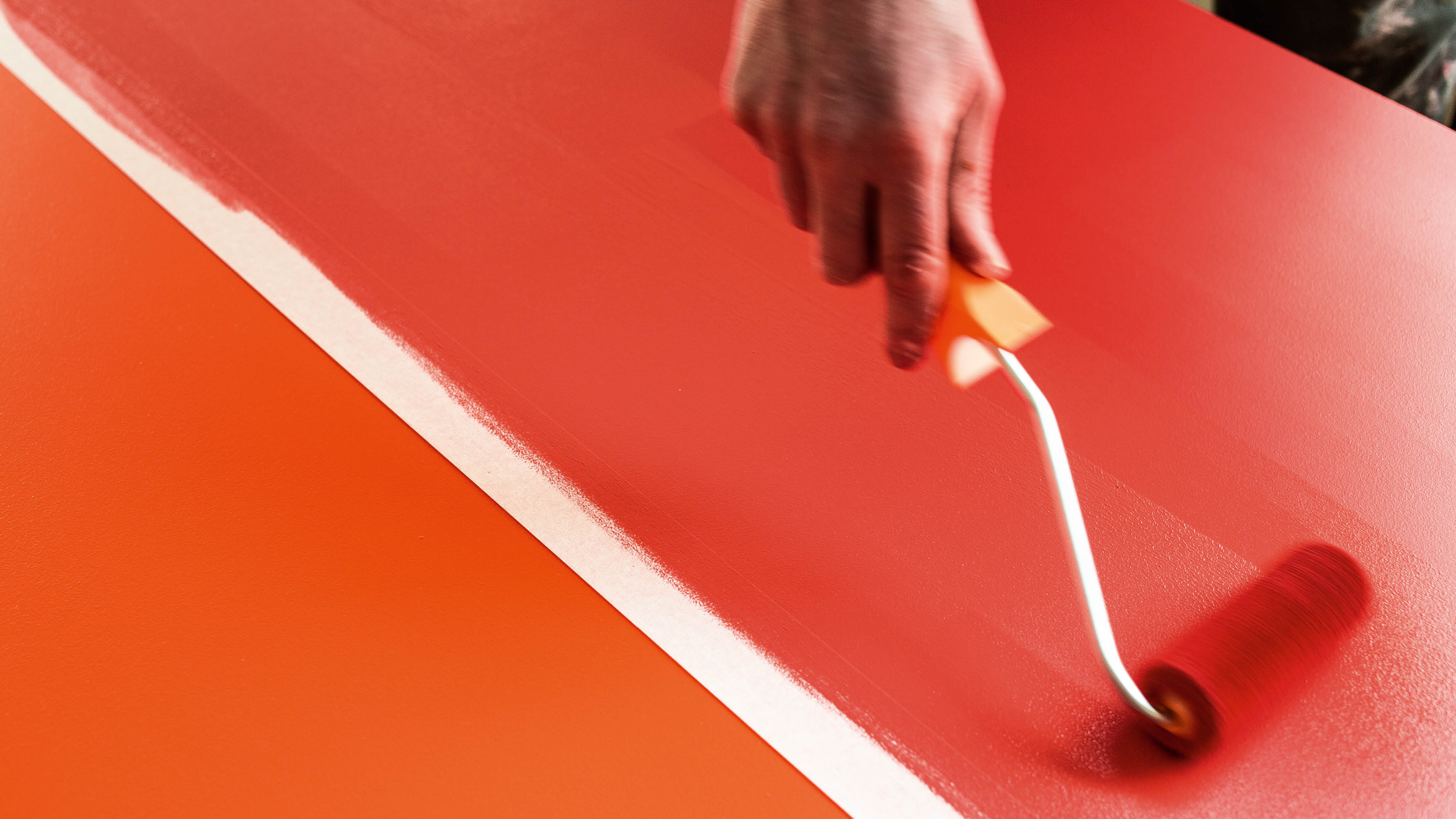 Peignez-la en rouge Les couleurs chaudes stimuleraient le corps et l’esprit. Il est donc important d’en tenir compte lors du choix des couleurs pour la chambre de votre bébé.