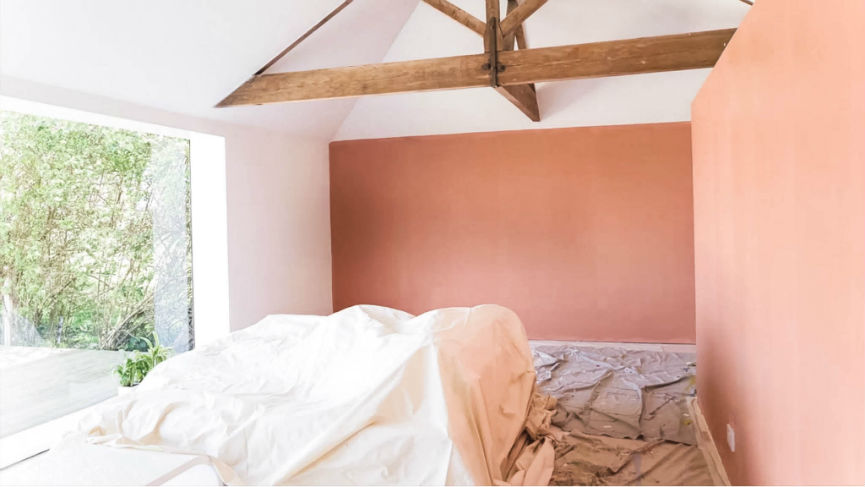 Protégez vos meubles de la peinture Si vous manquez de place pour déplacer tous vos meubles hors de la pièce, recouvrez-les d’une toile de protection ou d’une bâche en plastique.