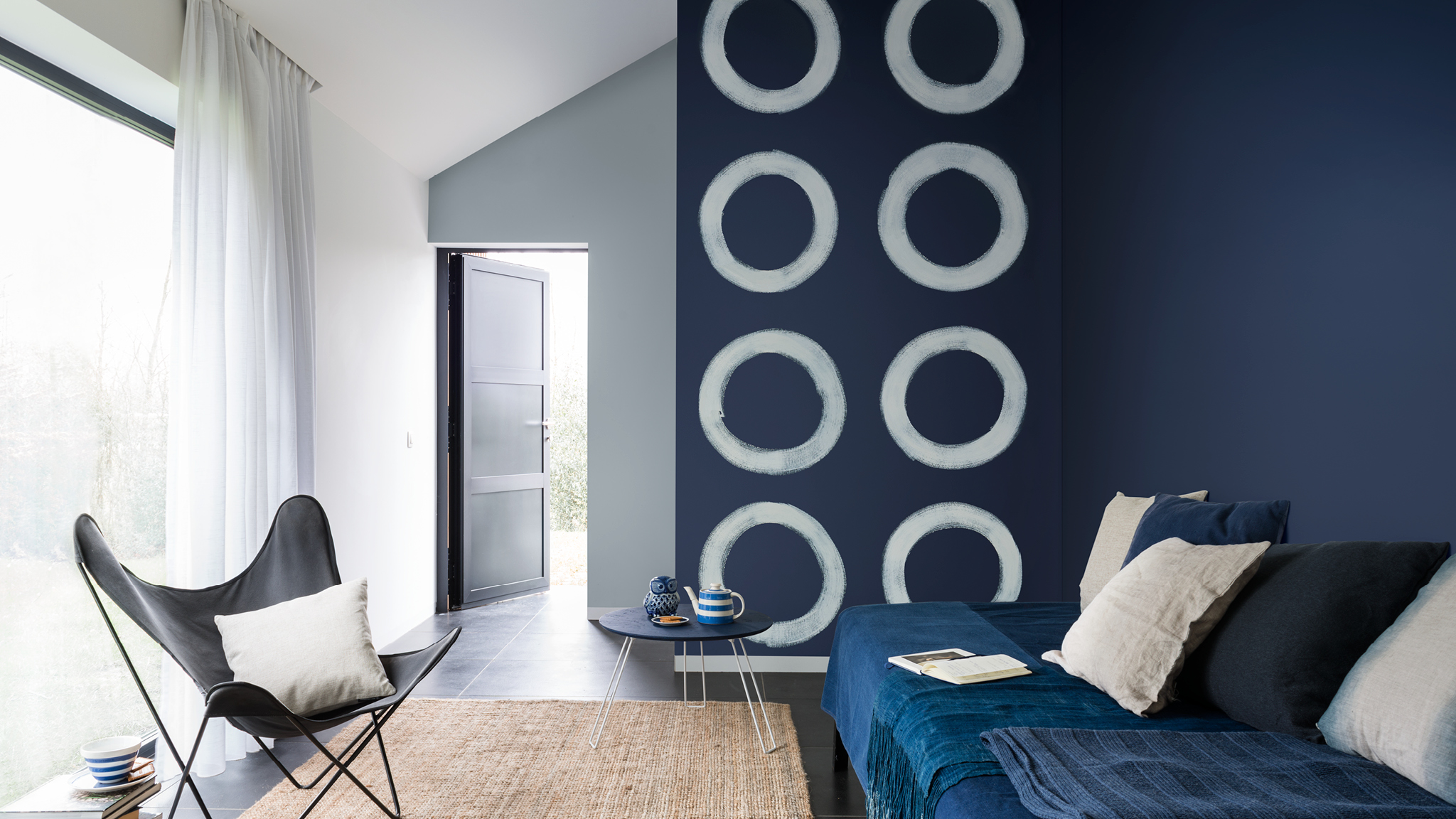 Un mur à cercles bleus L'utilisation libératrice de formes peintes à main levée apporte un dynamisme créatif à votre intérieur.