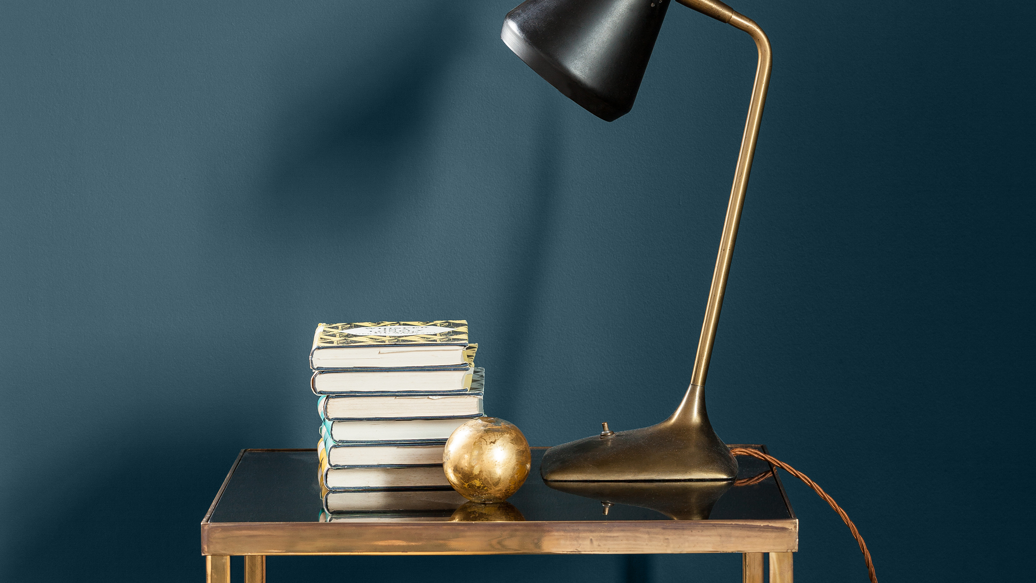 Un salon de couleur sombre Si vous recherchez l’aspect cosy et cocooning des couleurs sombres sans pour autant opter pour le noir, choisissez un gris acier, voire un bleu foncé.