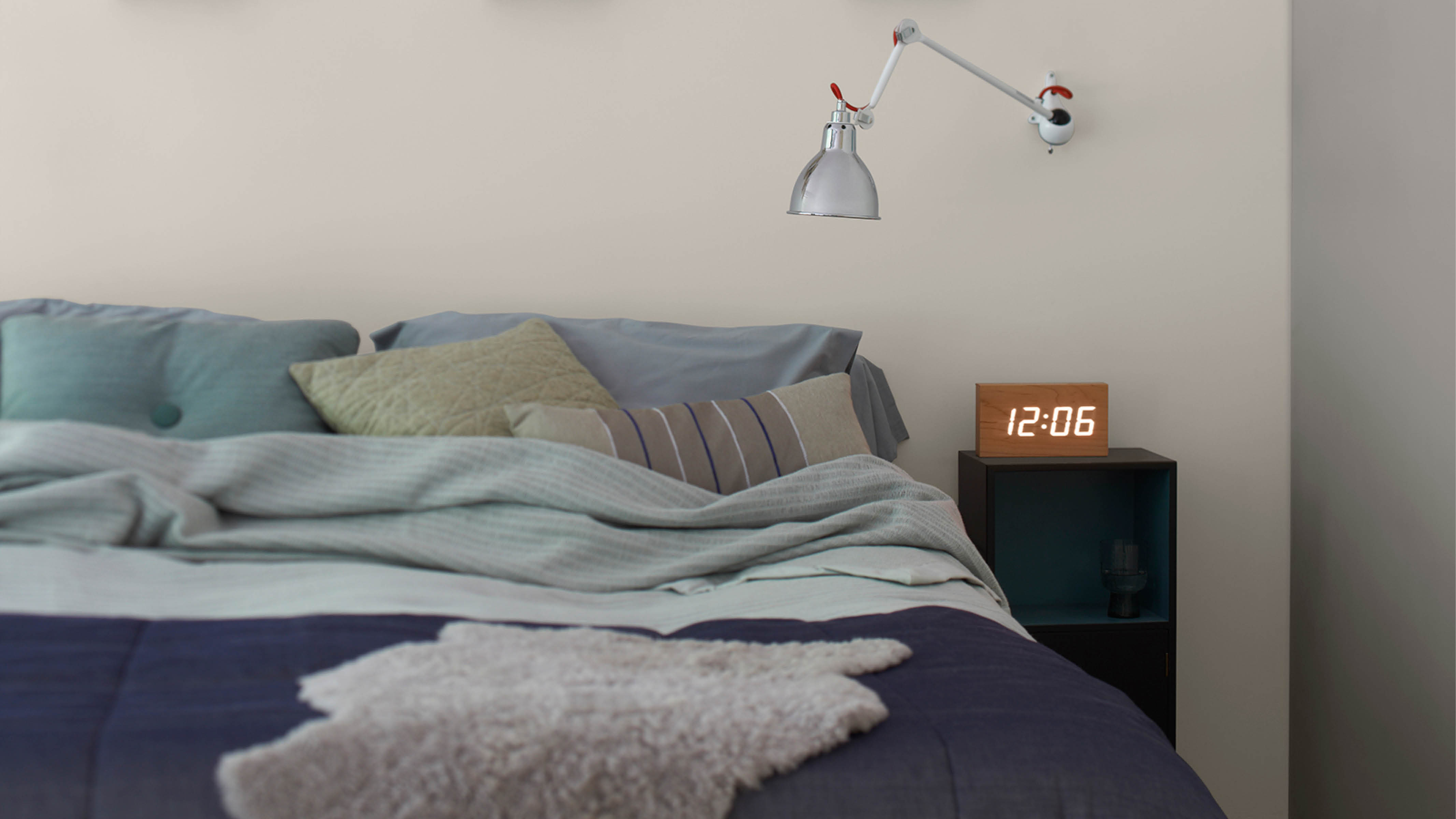 Une chambre cosy aux tons neutres Mariez les textures et les finitions – du linge de lit en pur coton, un tapis épais et un plaid en laine douce, par exemple – pour créer une atmosphère douillette dans votre chambre.