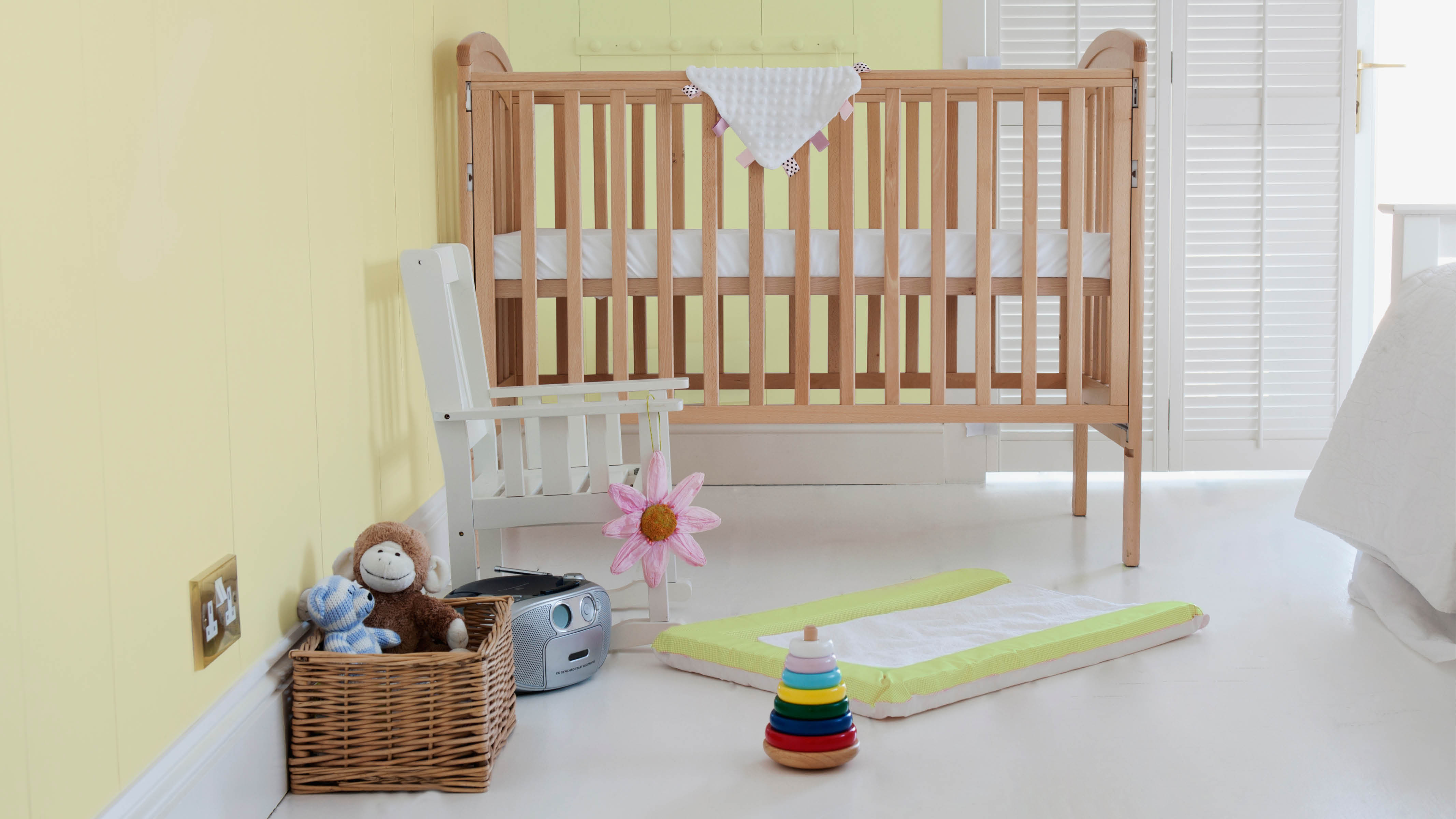 Une chambre de bébé jaune vif Une palette de couleurs qui stimule les sens ravira pleinement vos envies de décoration atypique et contribuera à l’éveil visuel de votre bébé.