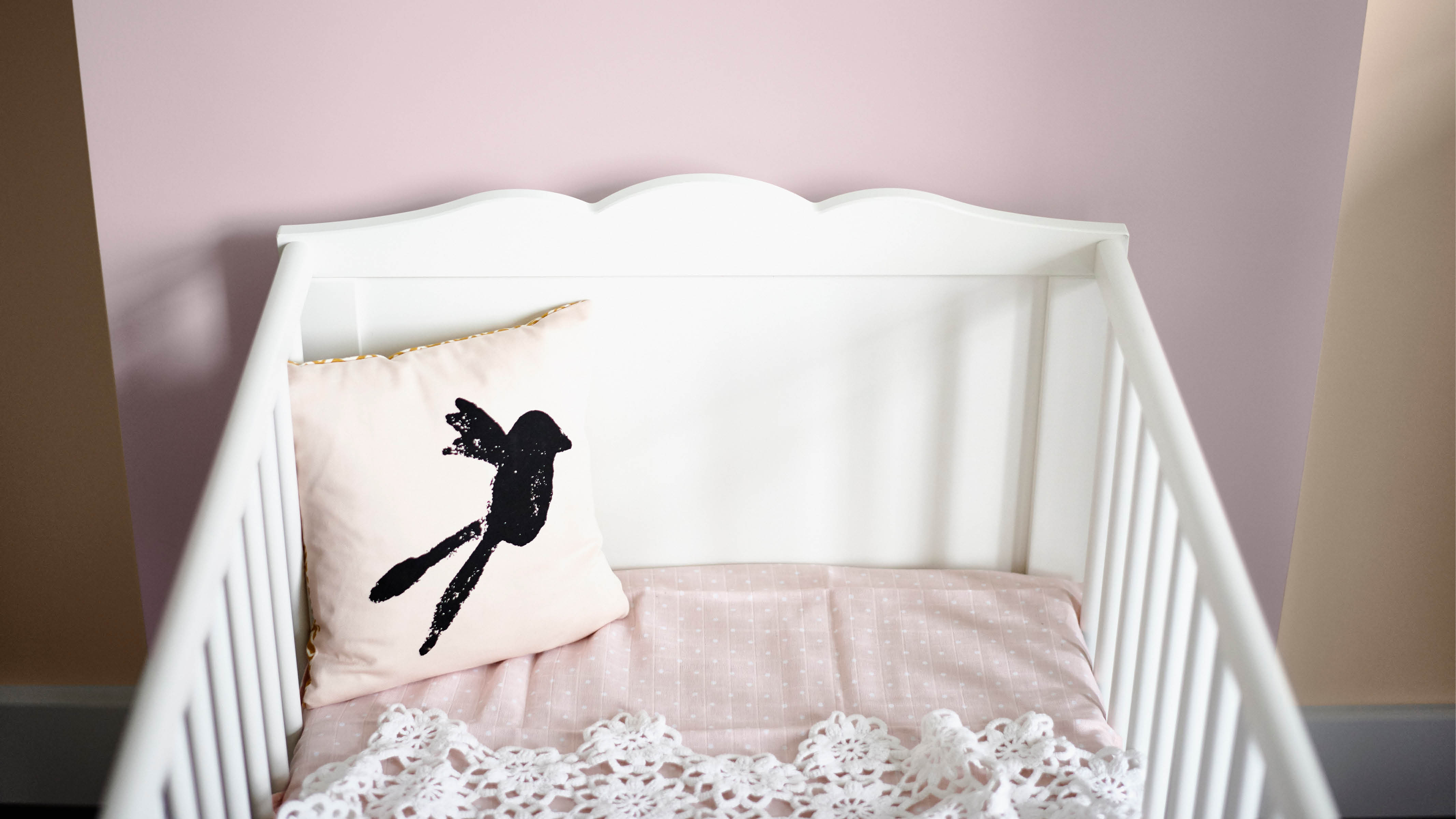 Une chambre de bébé rose et brun Donnez une touche de modernité aux tons pastel en les associant à une teinte douce de brun. Si vous choisissez des teintes pastel, pensez à des couleurs acidulées : rose pâle, jaune, bleuet.