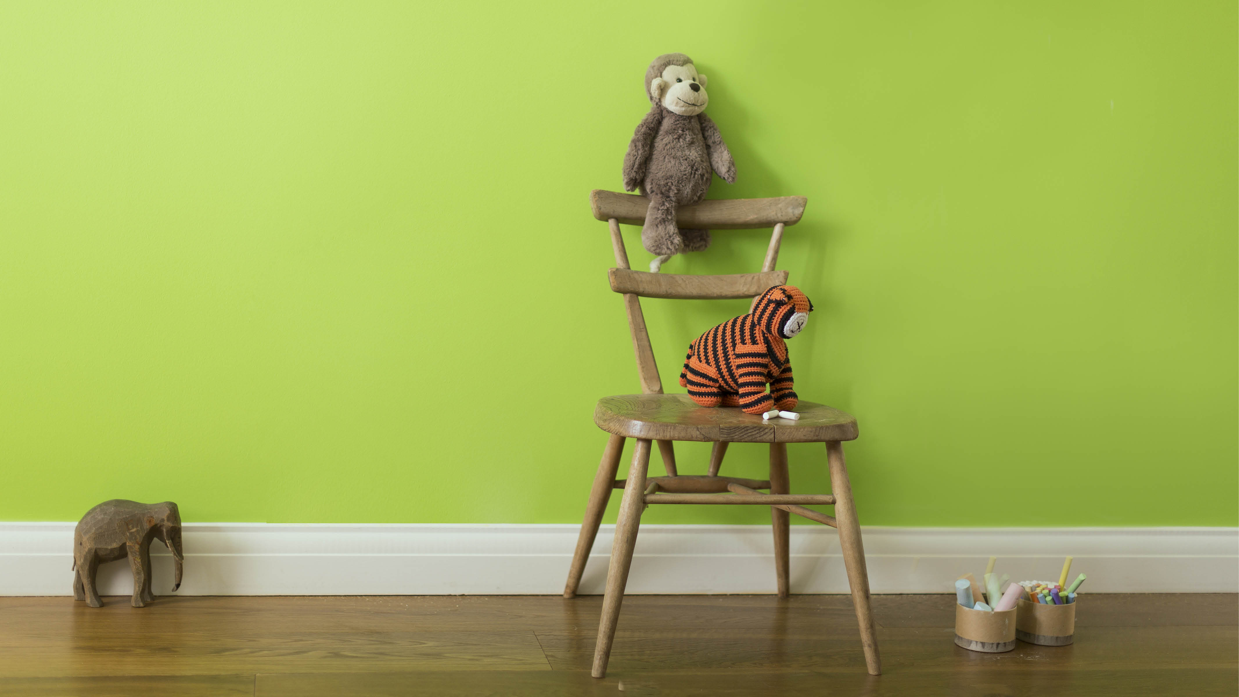 Une chambre de bébé verte Pour évoquer la nature, pourquoi ne pas peindre vos murs en vert et votre plafond en bleu ?