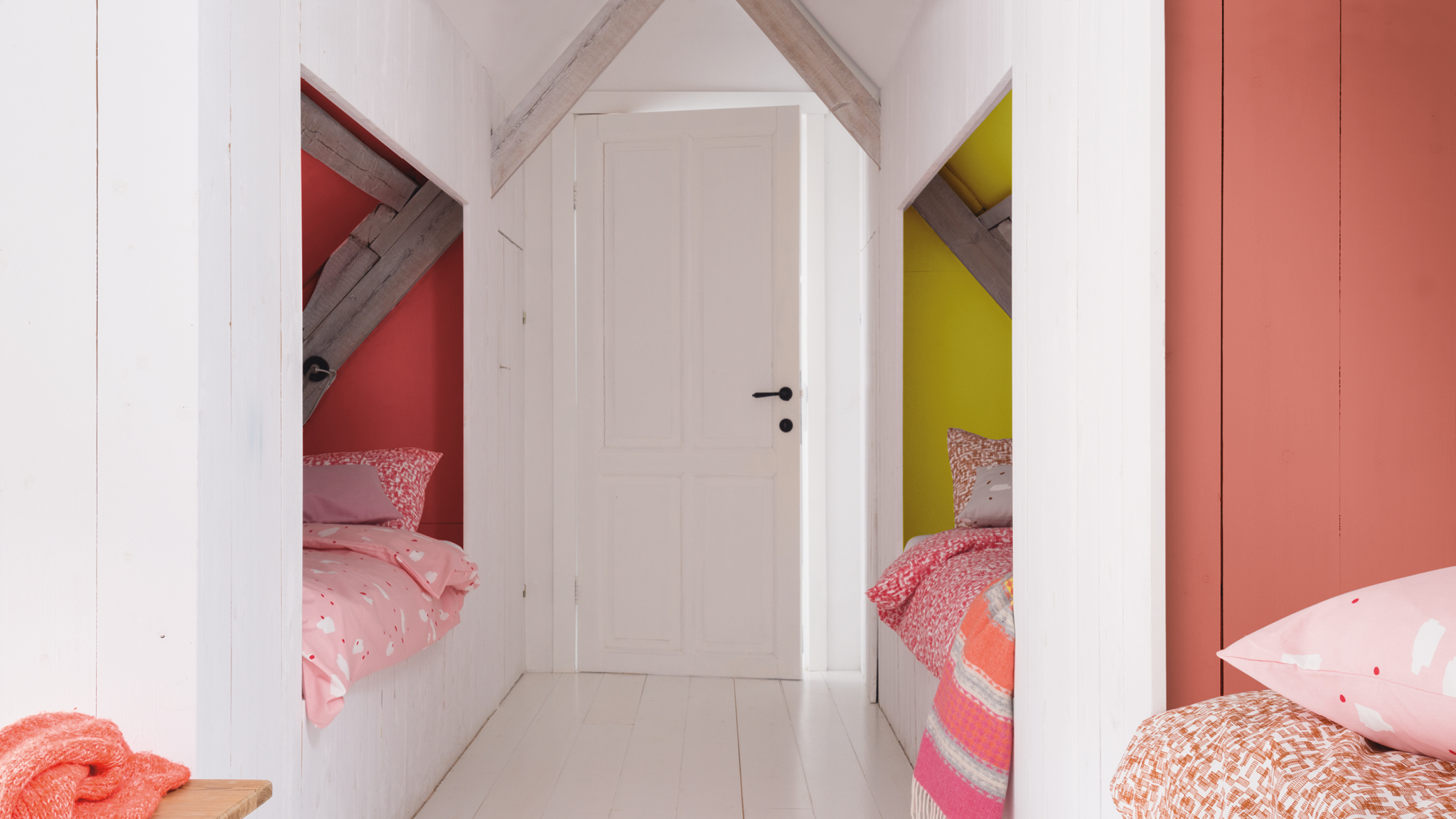 Une chambre en alcôve rose Peignez les alcôves dans des couleurs d'accent complémentaires pour magnifier l'espace.