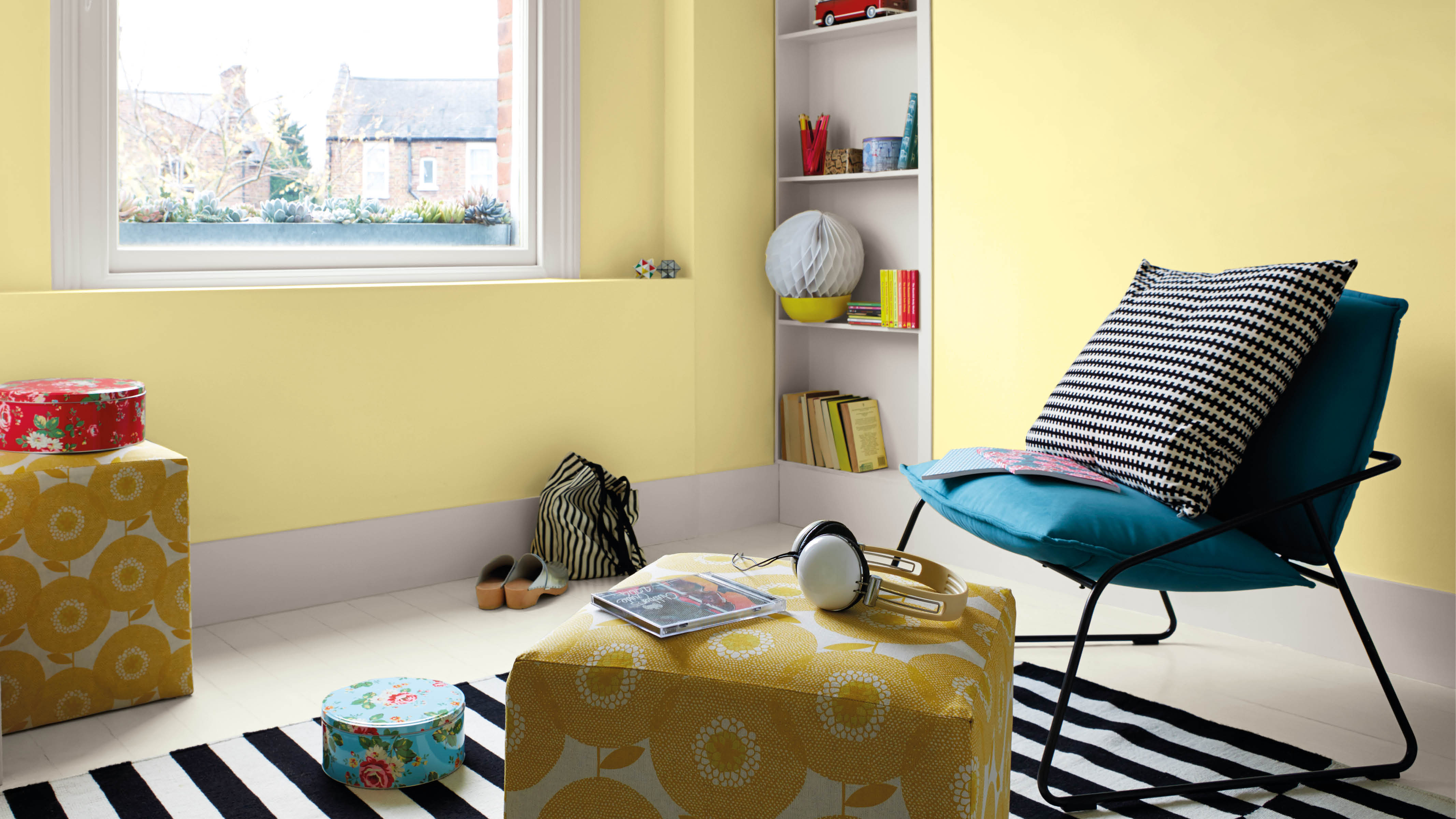 Une chambre jaune citron Chaudes et passionnées, les couleurs acidulées sont incroyablement éclatantes lorsqu’elles sont associées à des couleurs neutres discrètes. Optez pour des couleurs fruitées comme le jaune citron, l’orange acidulé, le vert kiwi et l’orange sanguine.