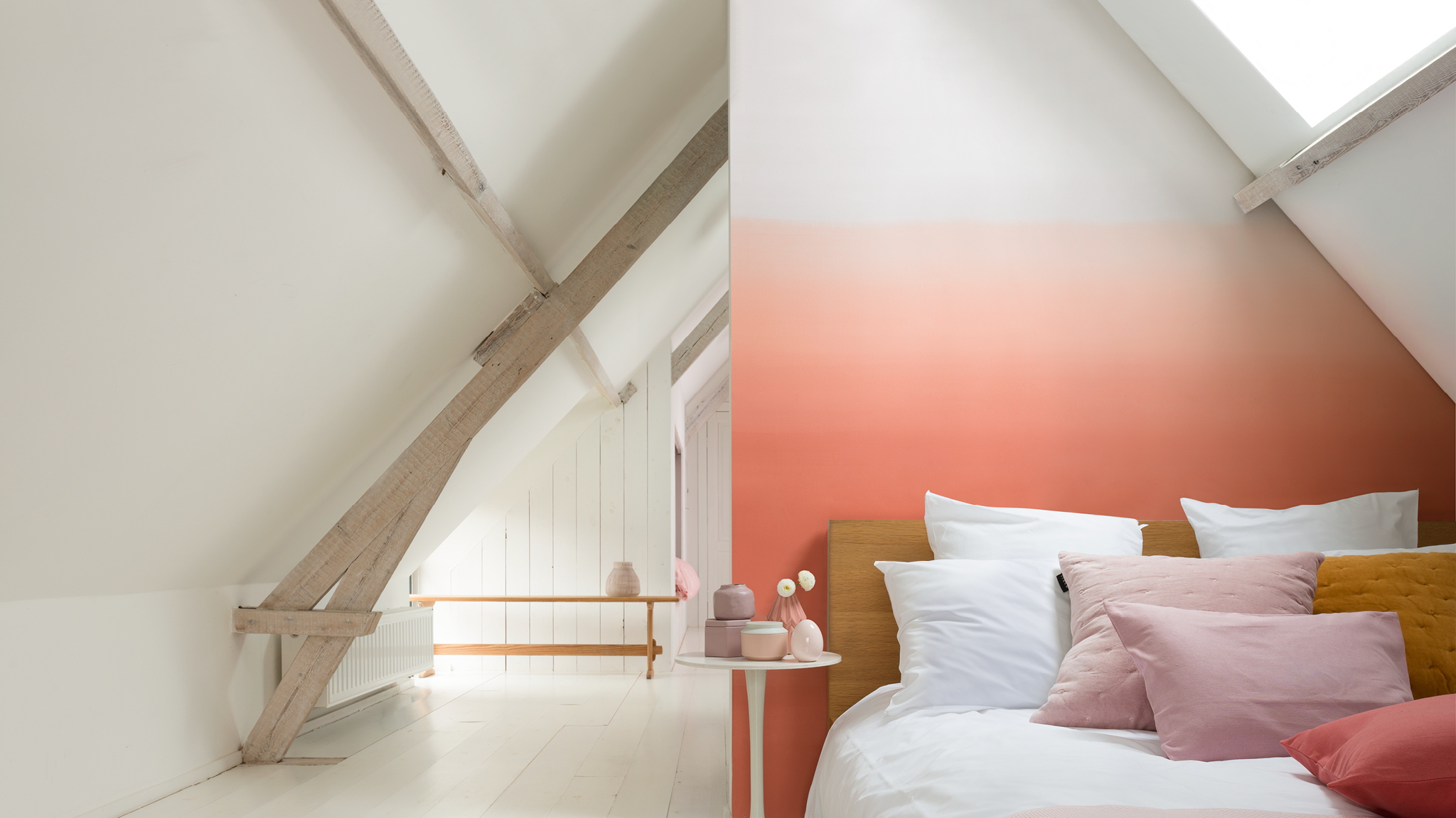 Une chambre mansardée rose pâle Créez un coin détente avec une couleur d'accent qui s'estompe sur un fond neutre.