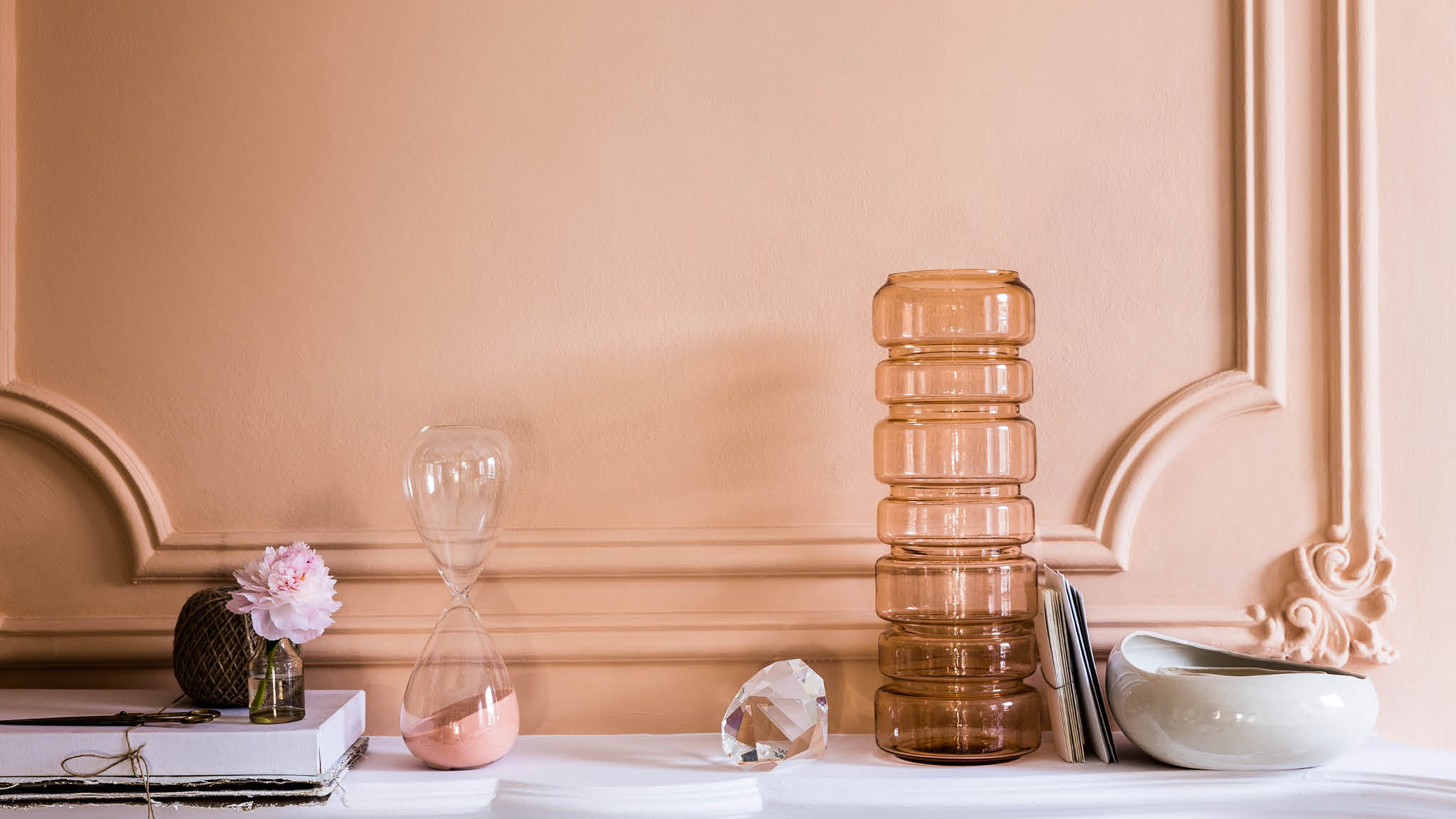 Une chambre neutre rose pâle Les rouges ou roses tendres, qui contiennent des touches de couleurs naturelles ou de fruits rouges, sont plus plaisants à l’œil et ont tendance à paraître plus sophistiqués.