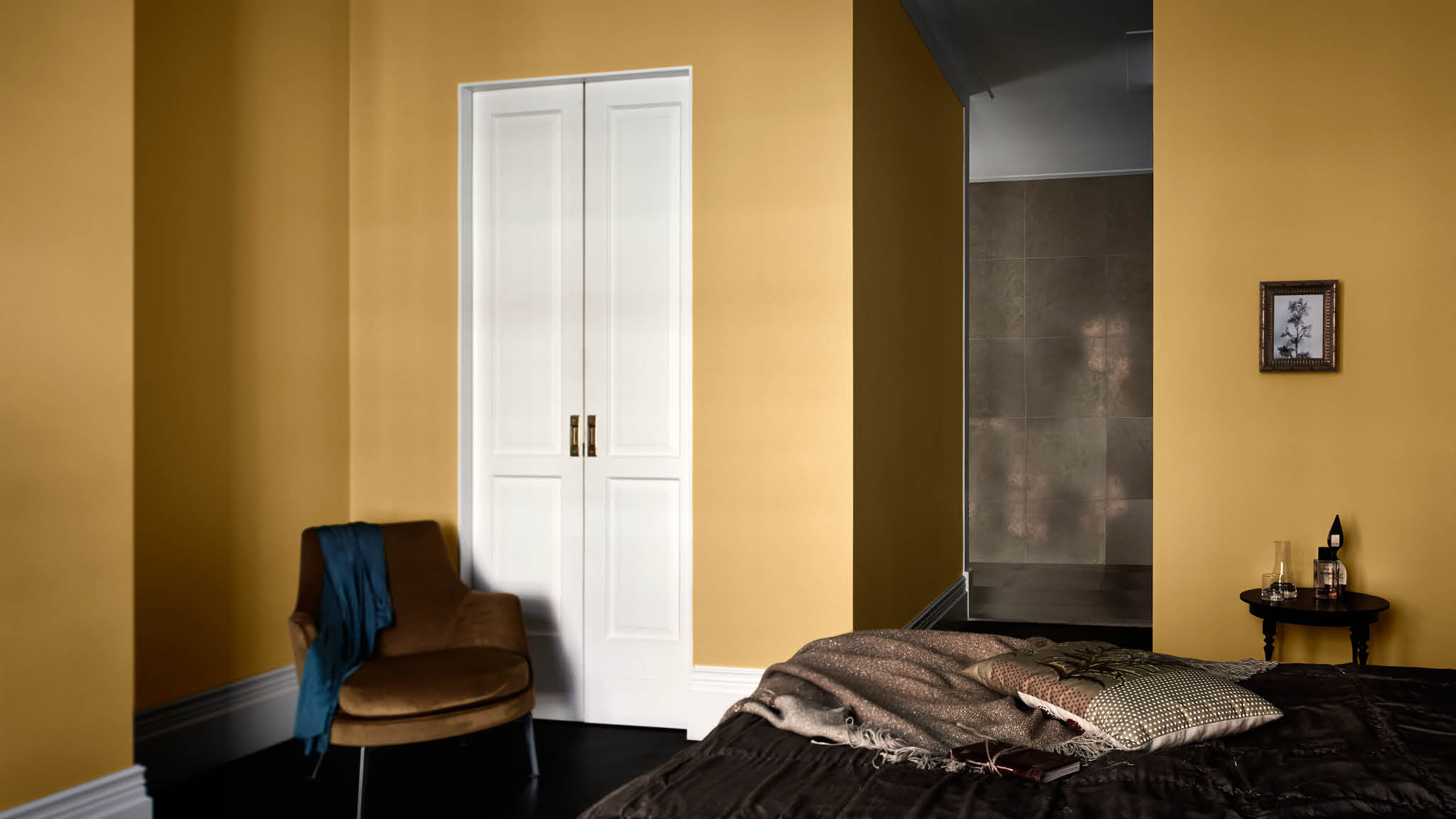 Une chambre or métallique Pour une chambre romantique avec une touche de modernité, peignez vos murs en cuivre ou dans une teinte dorée sombre.