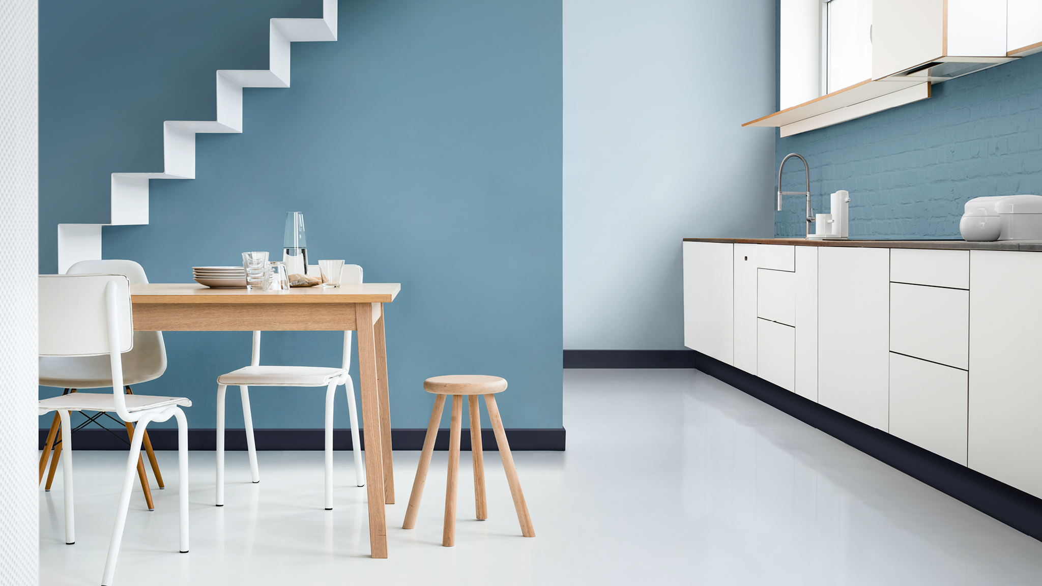 Une cuisine bleue audacieuse La nuance Horizon Cendré, Couleur de l'année 2017, se conjugue facilement avec d'autres bleus pour une cuisine éclatante.