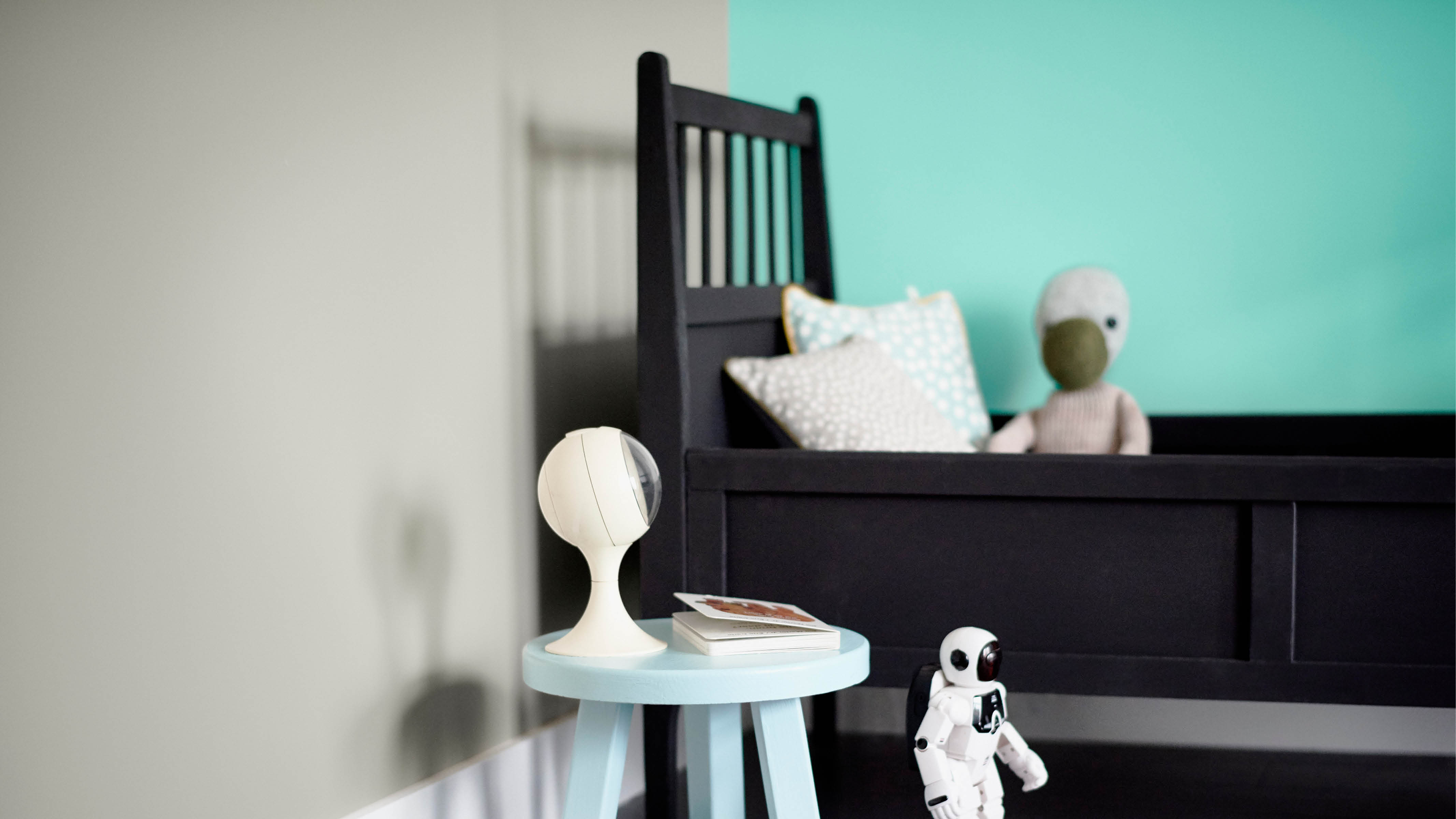 Une décoration de chambre urbaine Pour une décoration urbaine, optez pour la couleur aqua, vibrante et réconfortante, et mariez-la à un vert chaud et sourd.