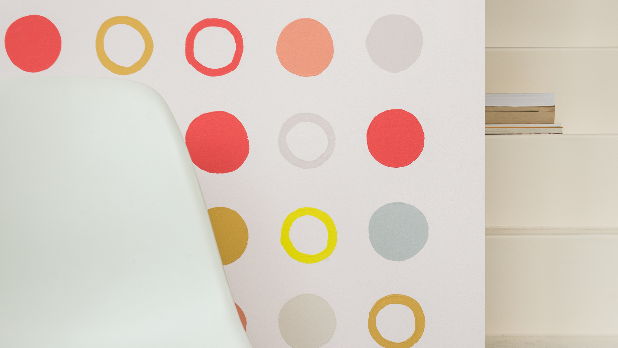 Une décoration murale à pois Concevez un coin détente source d'inspiration et d'énergie en peignant des cercles de différentes teintes sur un mur.