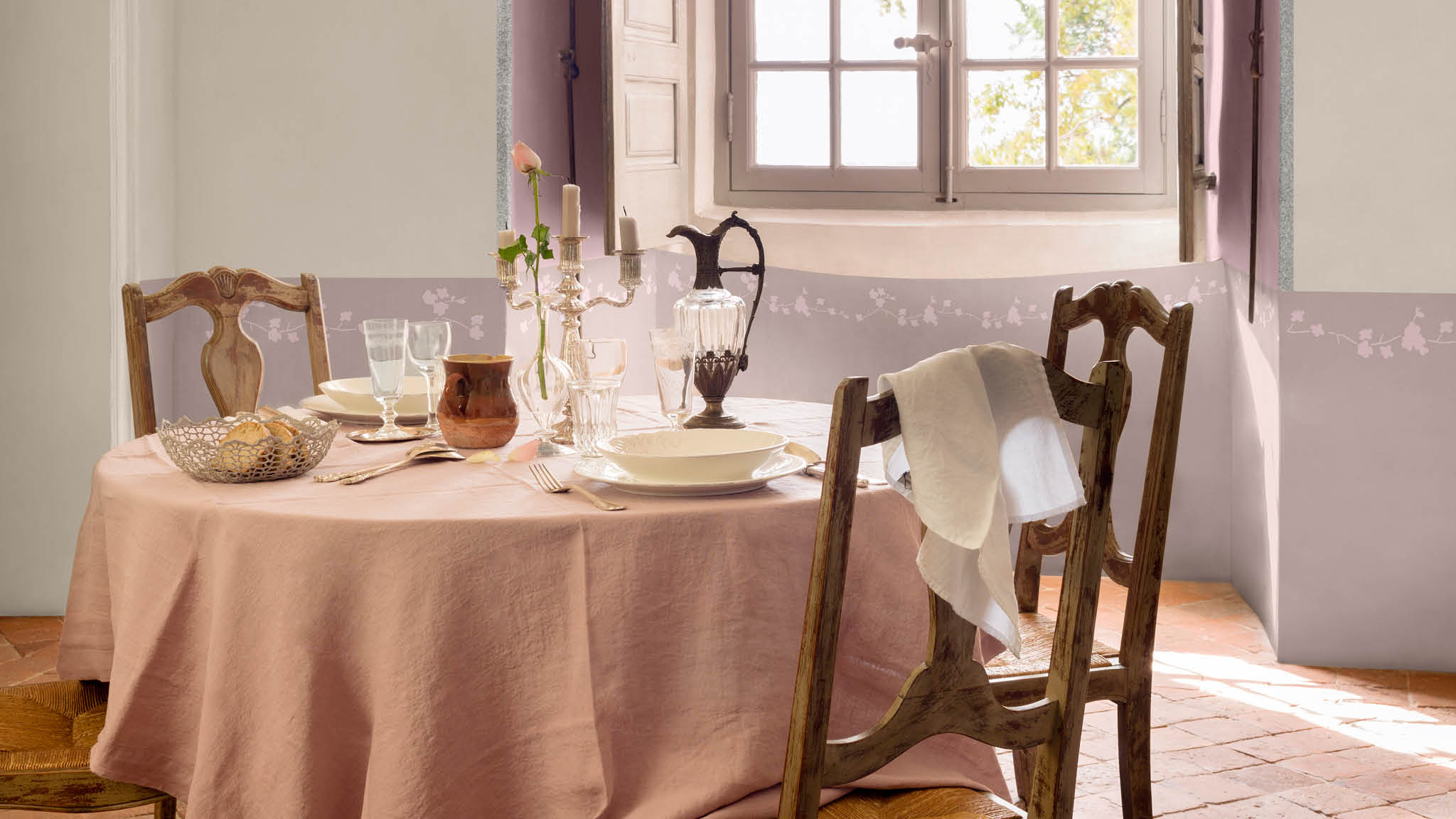 Une jolie salle à manger lilas et grise Pour une jolie salle à manger traditionnelle, inspirez-vous du romantisme de la campagne française. Associez des gris classiques et épurés avec des pastels crayeux comme le violet et le lilas.