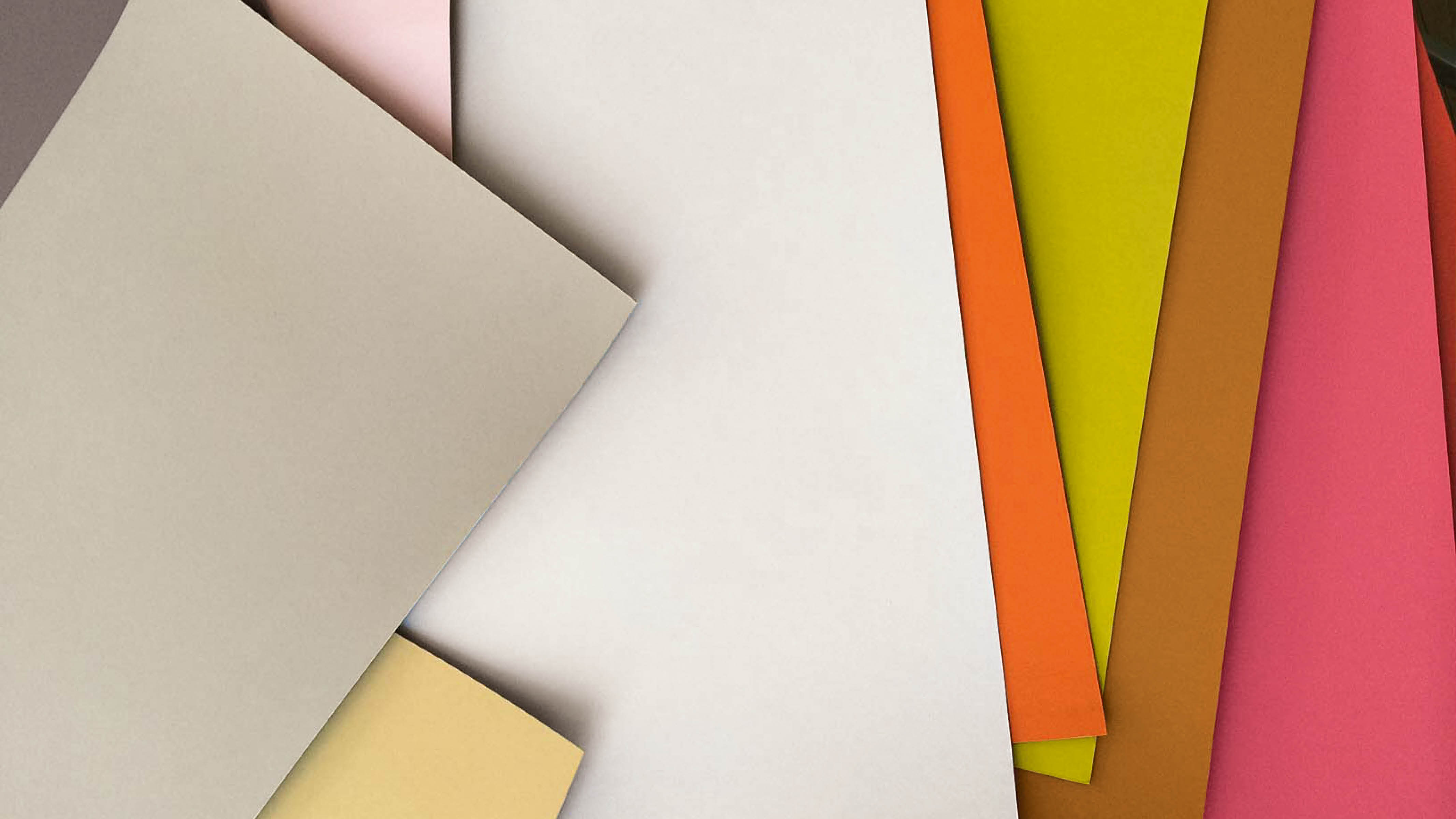 Une palette de couleurs chaudes Si vous avez une grande hauteur sous plafond et que vous souhaitez créer une ambiance plus cosy, optez pour des couleurs chaudes comme le fuchsia, le prune ou le mandarine.