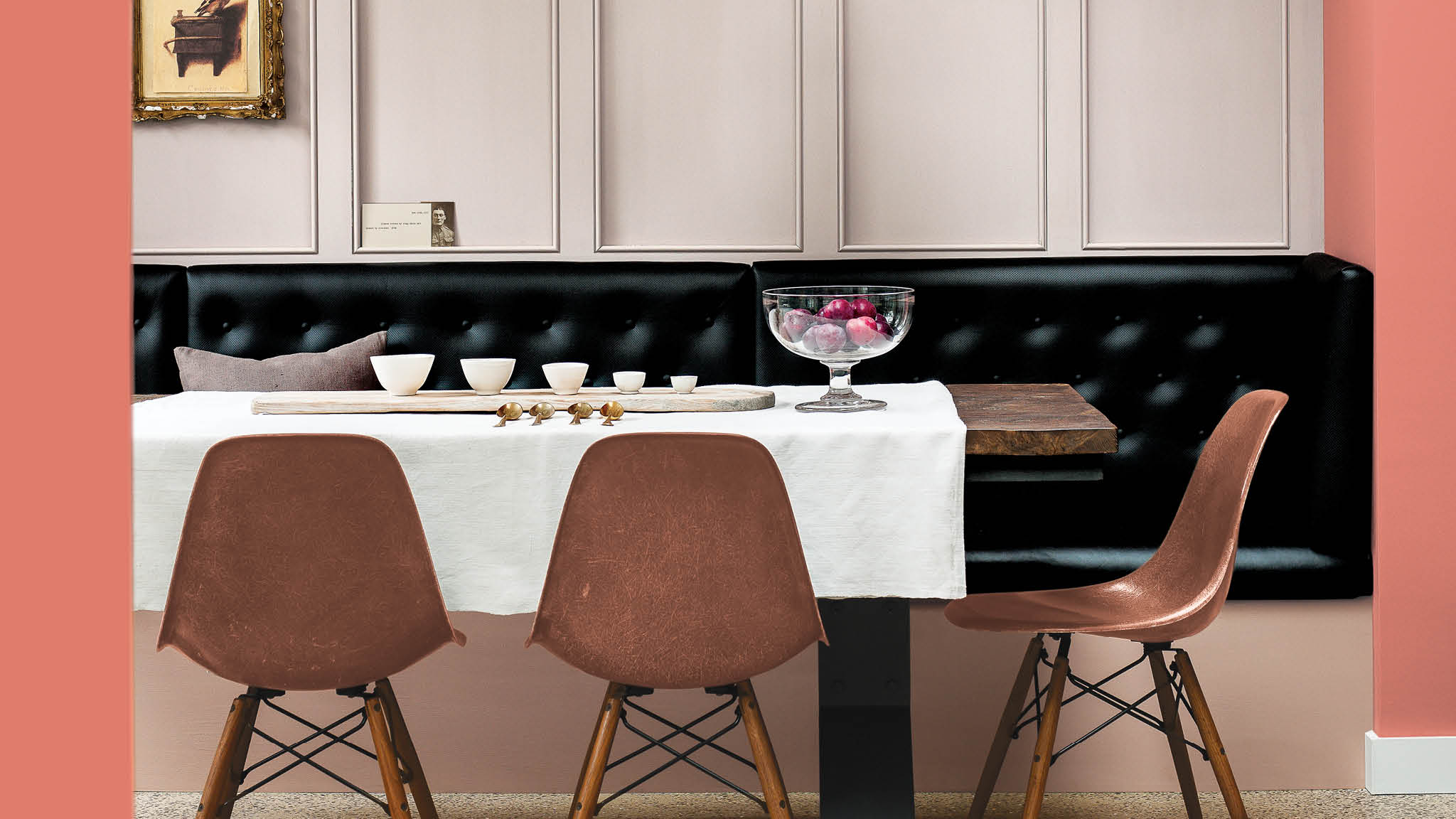 Une salle à manger rose et grise Les murs gris étain et les meubles contemporains ont été stimulés avec une touche de rose tendre. Les tons doux et délicats évoquent la chaleur et l’intimité tandis que les couleurs neutres utilisées dans le reste de la pièce créent un effet apaisant.