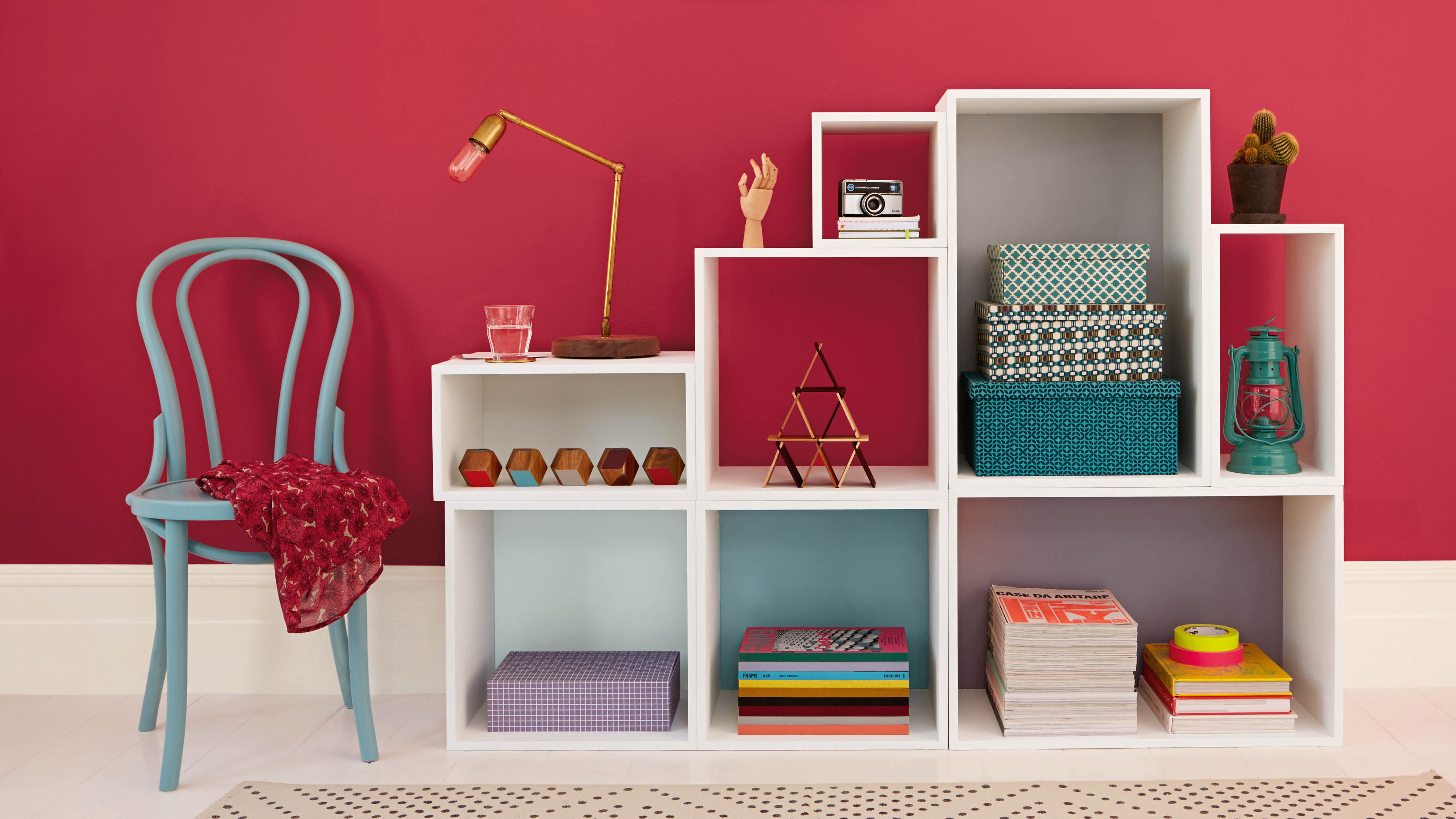 Une touche de rouge Le rouge n’est pas une couleur utilisée traditionnellement pour décorer une chambre de bébé, car il peut être stressant. Vous pouvez sortir des sentiers battus, à condition de l’utiliser avec parcimonie.
